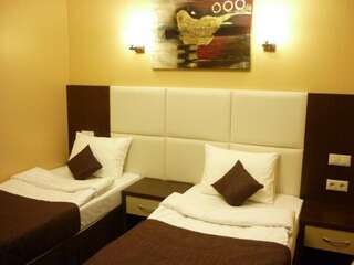 Гостиница Лайт Отель Волгоград Стандартный трехместный номер-9