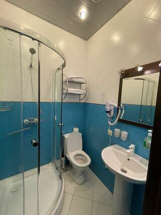 Гостиница Лайт Отель Волгоград Cемейный номер с собственной ванной комнатой-3