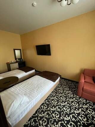 Гостиница Лайт Отель Волгоград Cемейный номер с собственной ванной комнатой-2