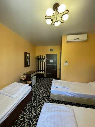 Гостиница Лайт Отель Волгоград Стандартный трехместный номер-2