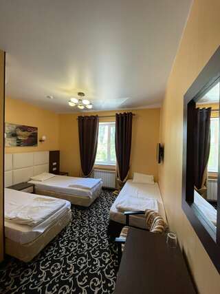 Гостиница Лайт Отель Волгоград Стандартный трехместный номер-1
